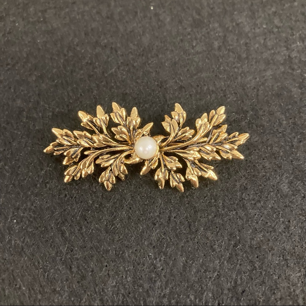 Vintage leaf pin